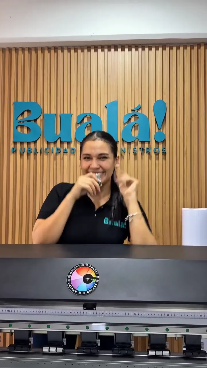 El mostrador de nuestro local en Villavicencio: pared de listones con el logo de Bualá! y la impresora de gran formato al frente