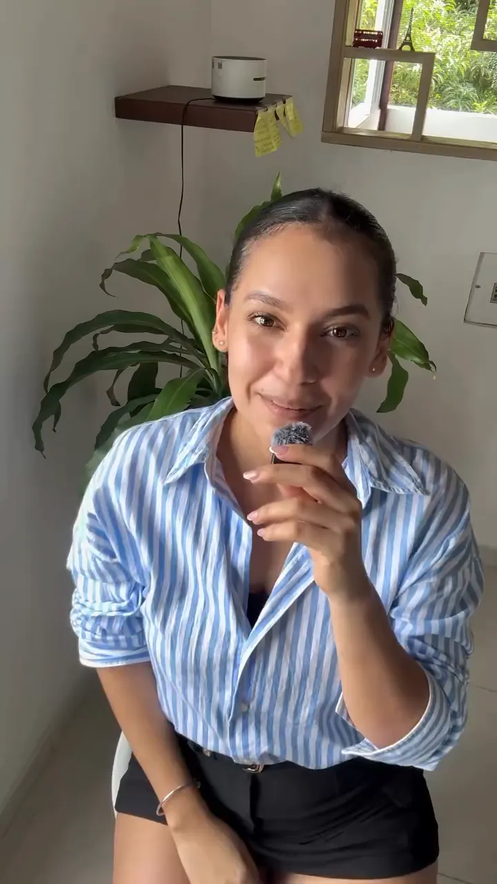 Retrato de Angie, fundadora de Bualá!, sonriendo con camisa de rayas azules